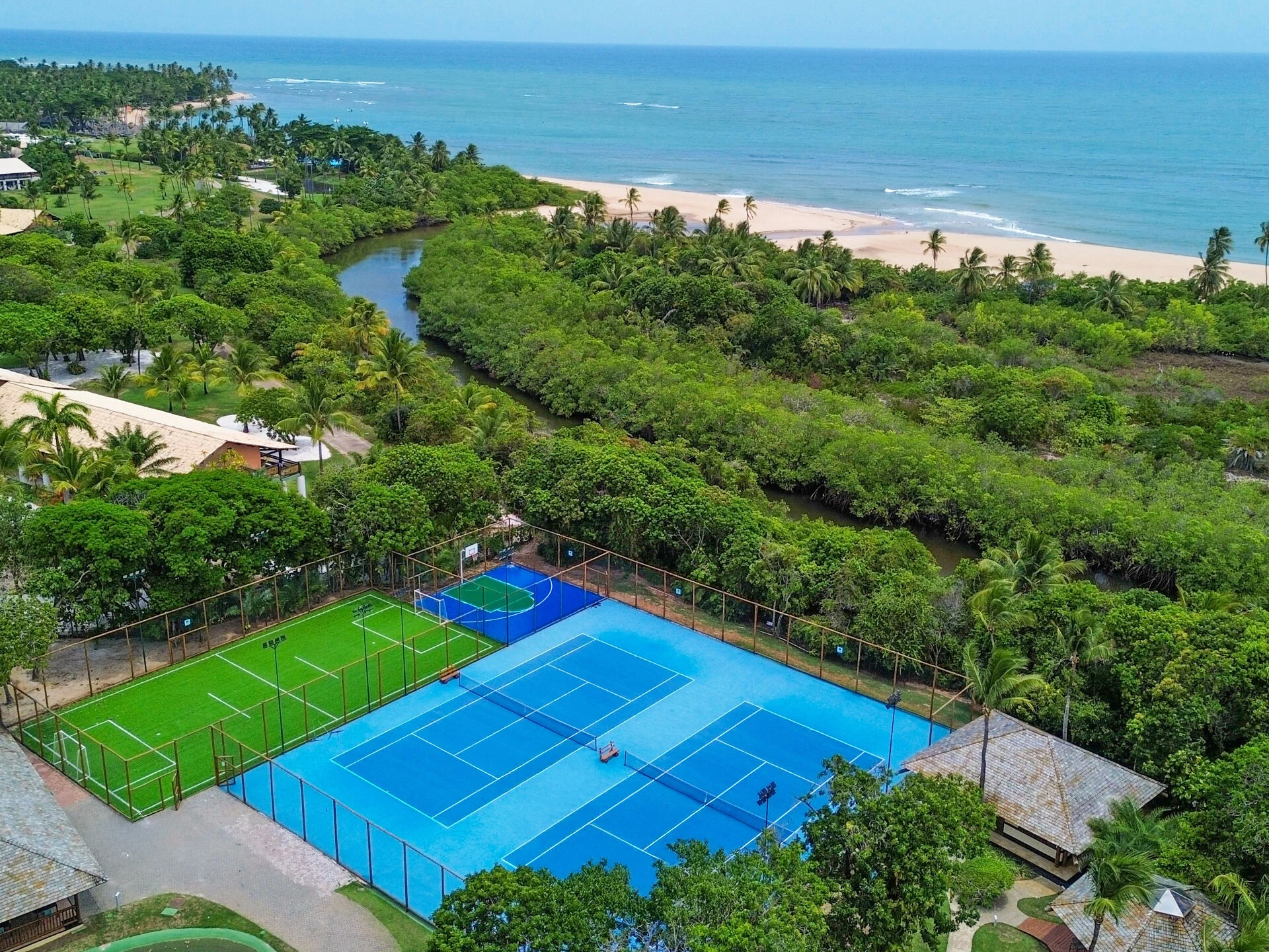 Piscina com vista panorâmica para o coqueiral e o mar